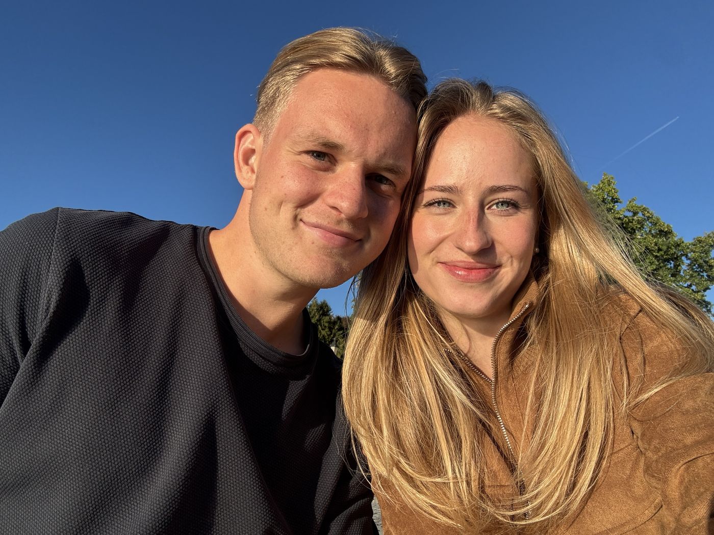 Sophia und Luis in der Herbstsonne vor blauem Himmel
