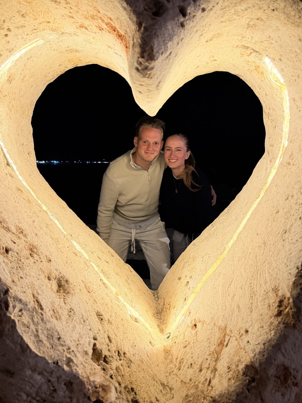 Sophia und Luis nachts in einem steinernen Herz